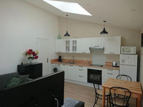 Kitchen or kitchenette, Dining area, oven, toaster