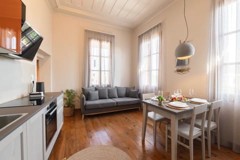 Kitchen or kitchenette, Living room, Seating area, Dining area, stove