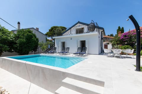 Property building, Balcony/Terrace, Swimming pool