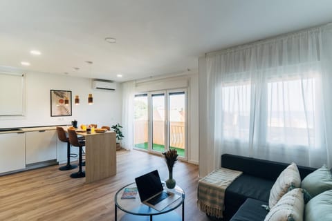 Kitchen or kitchenette, Living room, Seating area, Dining area, oven, stove, air conditioner