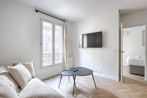 Bed, TV and multimedia, Living room, Photo of the whole room, Seating area, Bedroom