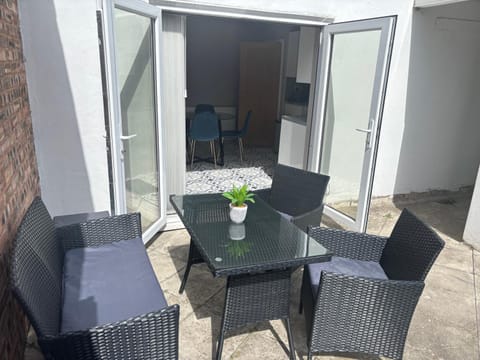 Cozy 3-bed house ideal for families and contractors with Netflix 7 miles for Birmingham City Centre House in Oldbury