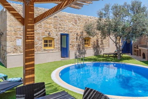 Property building, Garden, Swimming pool