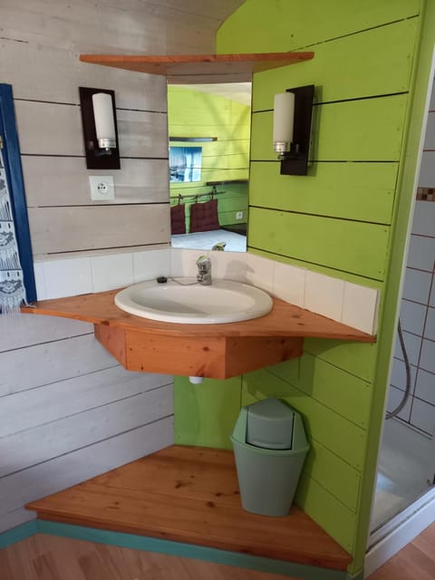 Roulotte au pied du Mont Saint Michel Chalet in Brittany