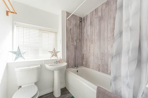 Townhouse in Rugby with Garden and Free Parking Apartment in Rugby