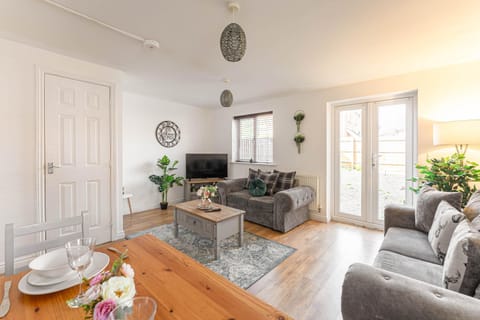 Townhouse in Rugby with Garden and Free Parking Apartment in Rugby