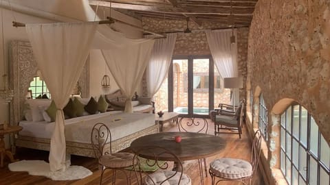 Bed, Photo of the whole room, Seating area, Bedroom, towels