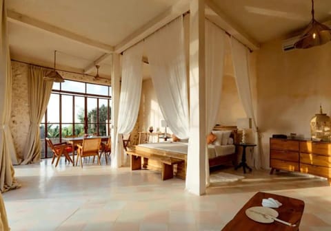 Bed, Photo of the whole room, Seating area, Dining area, Bedroom