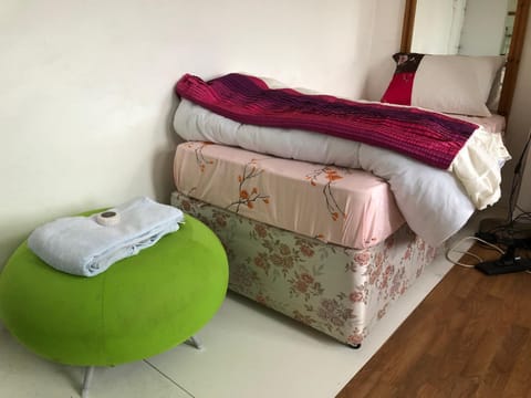 Bed, Coffee/tea facilities, Living room, Photo of the whole room, Seating area, Bedroom, fireplace, heating, towels