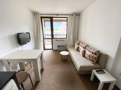 Bed, TV and multimedia, Living room, Dining area