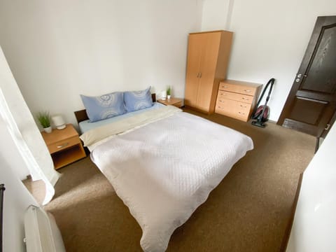 Bed, Bedroom, towels, wardrobe