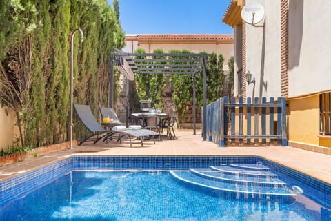 Swimming pool, sunbed