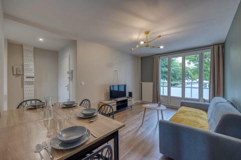 Communal lounge/ TV room, TV and multimedia, Kitchen or kitchenette, Living room, Seating area, Dining area, Evening entertainment
