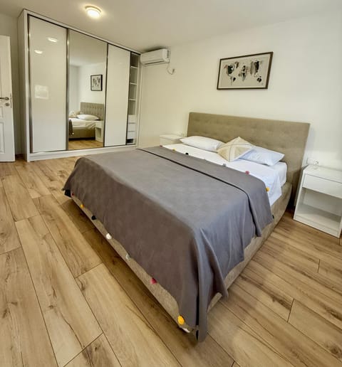 Bedroom, air conditioner