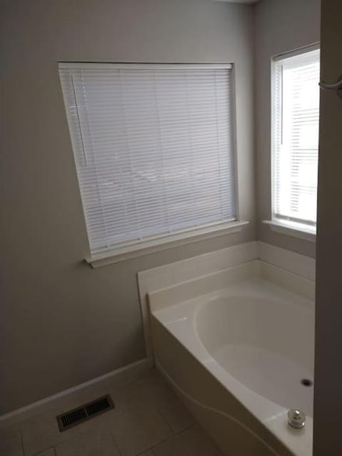 Lovely 5 Bedrooms, 3 Full Baths Home Near Parks! House in Austell