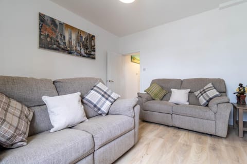 Lovely Lawns Lane House in Wakefield