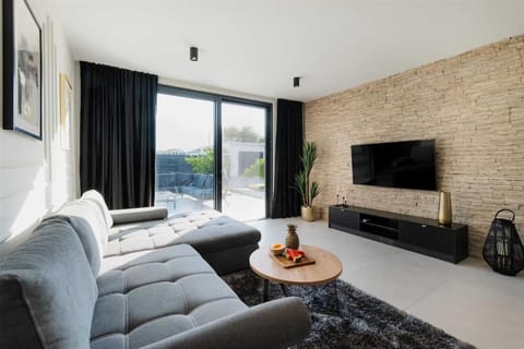 TV and multimedia, Living room, Seating area, Evening entertainment