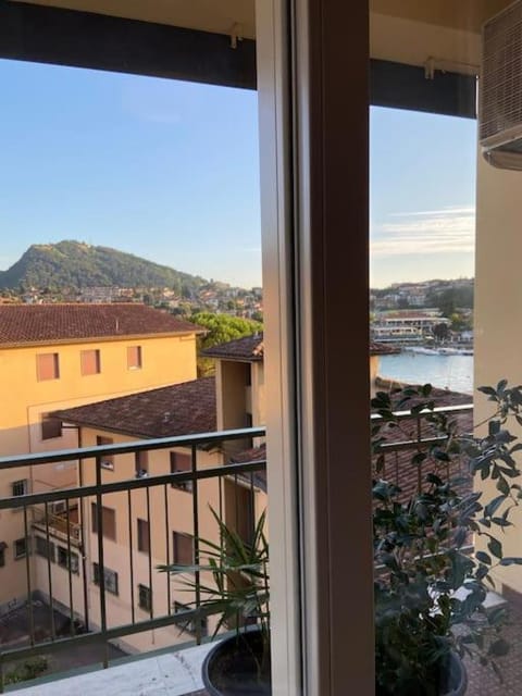 View (from property/room), Balcony/Terrace, Lake view