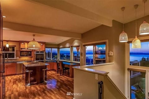 Kitchen or kitchenette, minibar