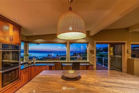 Kitchen or kitchenette, Sea view