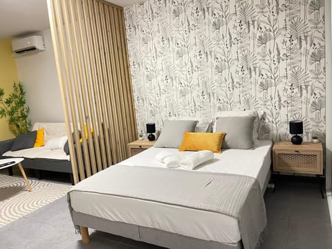 Bed, Living room, Photo of the whole room, Seating area, Bedroom, towels, air conditioner