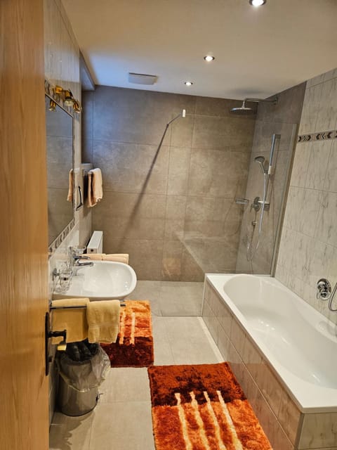 Shower, Bathroom, Bath, towels