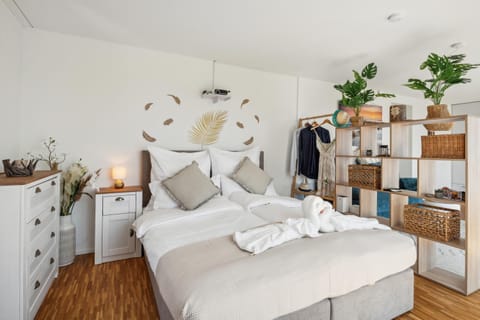 Bed, Photo of the whole room, Bedroom, towels