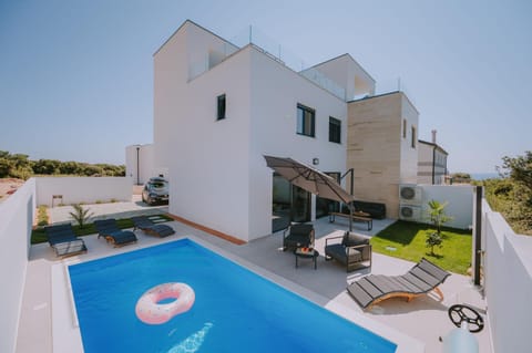 Day, Swimming pool, Swimming pool, sunbed