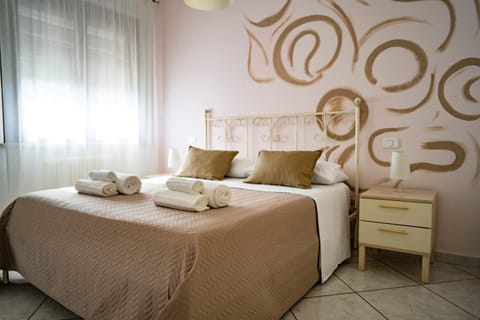 Bed, Bedroom, towels