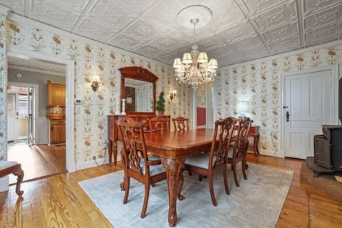 Charming Victorian Home - 2 minutes to downtown House in Ohio