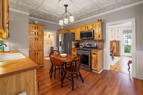 Charming Victorian Home - 2 minutes to downtown House in Ohio