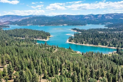 Buckeye Bear's Den-AC-Walking Distance to town House in Shaver Lake