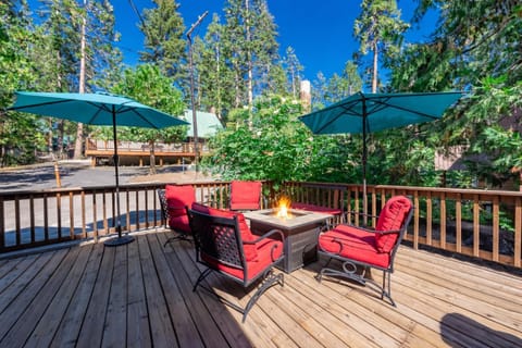 Buckeye Bear's Den-AC-Walking Distance to town House in Shaver Lake