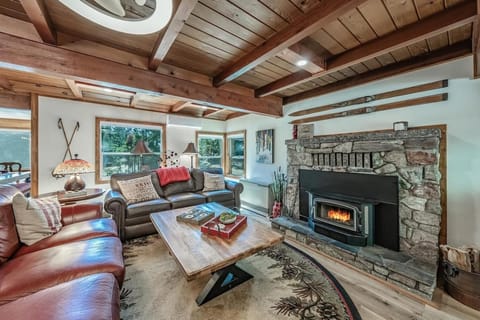 Buckeye Bear's Den-AC-Walking Distance to town House in Shaver Lake