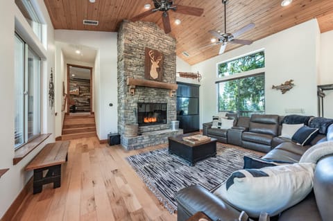 Leopard Lily Lodge Luxe Stays 2 Suites AC House in Shaver Lake