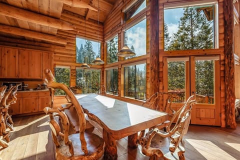 Waterfall Lodge Yellowstone Vibes AC Space House in Shaver Lake