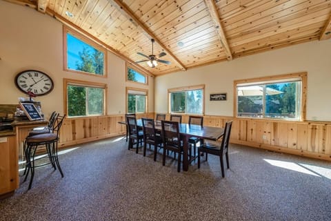 The Restful Rose Fireside Vibes AC Comfort House in Shaver Lake