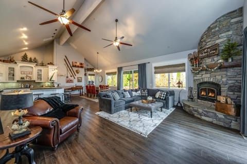 The Great Escape Sunsets Hot Tub Bliss House in Shaver Lake