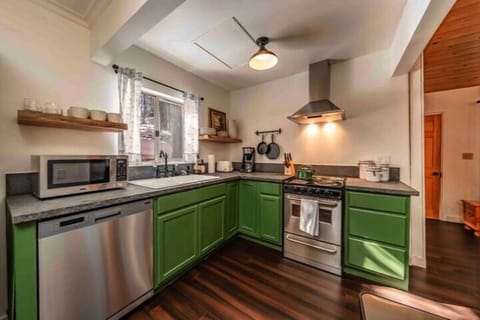 The Cedar House Prime Spot Kayaks & Cool AC House in Shaver Lake