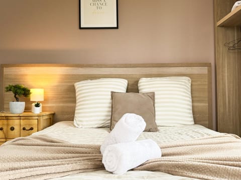 Bed, Photo of the whole room, Bedroom, towels