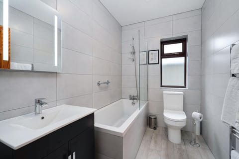 Shower, Toilet, Bathroom, Bath, towels