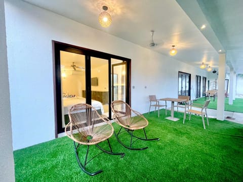 Patio, Day, Garden, Living room, Seating area, Garden view, sunbed