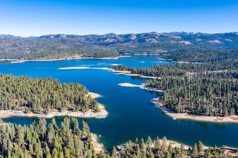 Hibernation Station Walkable, Warm Well-Loved House in Shaver Lake