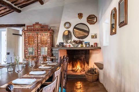 Seating area, Dining area