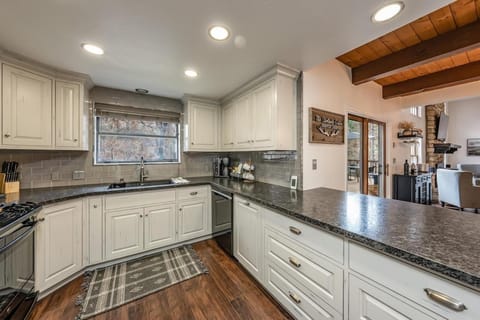 Creekside Cabin - Pup-Friendly with AC Cabin in Shaver Lake