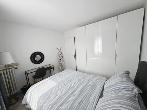 Bed, Photo of the whole room, Bedroom, wardrobe