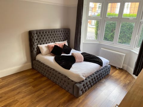 Easystays The Hidden Mansion Sleeps 15 Villa in Leicester