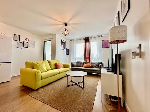 Communal lounge/ TV room, Living room, Seating area