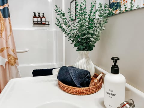 Shower, Bathroom, Bath, towels