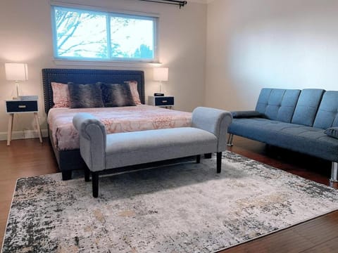 Luxury 4B3B with Dual EnSuites, Parking, WiFI House in Campbell